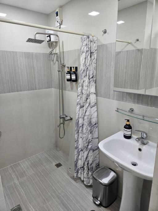 Bgc Beautiful Large 1 Bedroom Sleeps 3 Adults Apartment *