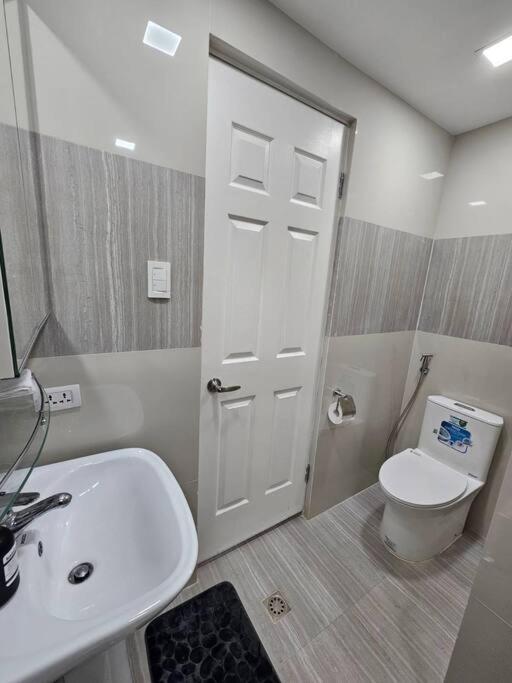 Bgc Beautiful Large 1 Bedroom Sleeps 3 Adults