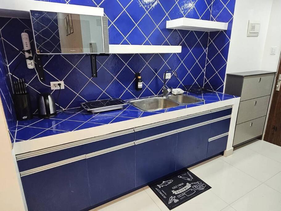 Bgc Beautiful Large 1 Bedroom Sleeps 3 Adults * Manila