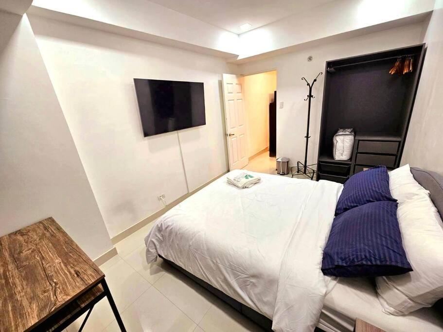 Bgc Beautiful Large 1 Bedroom Sleeps 3 Adults Manila